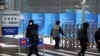 冬奥会新闻中心外为防止新冠病毒传播环闭管理设立的路卡关闭了道路。（2022年1月24日）