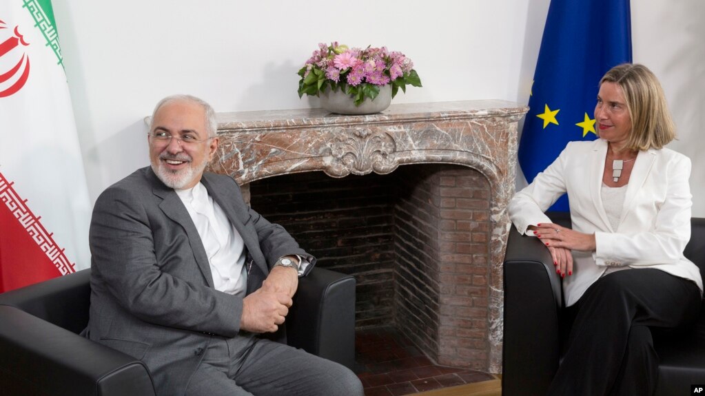 La jefa de polÃ­tica exterior de la UniÃ³n Europea, Federica Mogherini, a la derecha, se reÃºne con el ministro de Asuntos Exteriores iranÃ­, Javad Zarif, antes de una reuniÃ³n de la E-3 e IrÃ¡n en el edificio Europa en Bruselas el martes 15 de mayo de 2018.