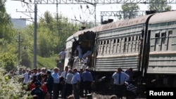 Tabrakan kereta api penumpang dan kereta api barang di dekat kota Naro-Fominsk, 55 kilometer di sebelah selatan Moskow (20/5). 