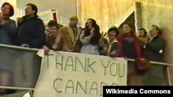 Dân Mỹ bày tỏ sự biết ơn đối với những nỗ lực của Canada để giải cứu các nhà ngoại giao Mỹ trong vụ khủng hoảng con tin ở Iran năm 1979.