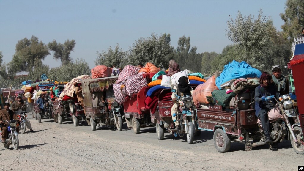 Người dân Afghanistan rời Helmand sau khi Taliban phản công.