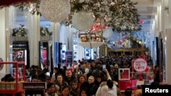 Moun ki tap achte divès kalite machandiz nan magazen Macy's, nan Manhattan (New York) ki te ouvè pòt li byen bonè pou Black Friday (Foto: Vandredi 24 novanm 2017).