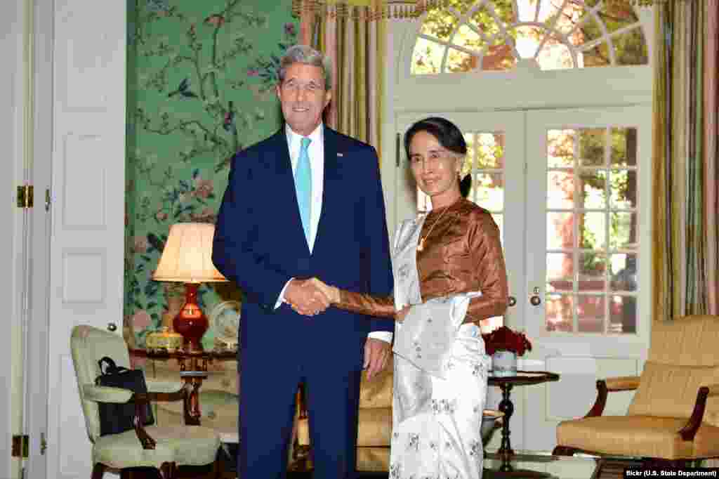 U.S. Secretary of State John Kerry shakes hands with Aung San Suu Kyi at the Blair House in Washington, D.C., Sept. 14, 2016.