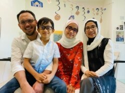 Nurul Itqiyah Hariadi MD, FAAP, dokter spesialis infeksi anak di Phoenix, Arizona, bersama keluarga. Ia menunggu vaksin bagi anak yang lebih muda karena anak keduanya, usia 8 tahun, belum divaksinasi. (Foto: privat)