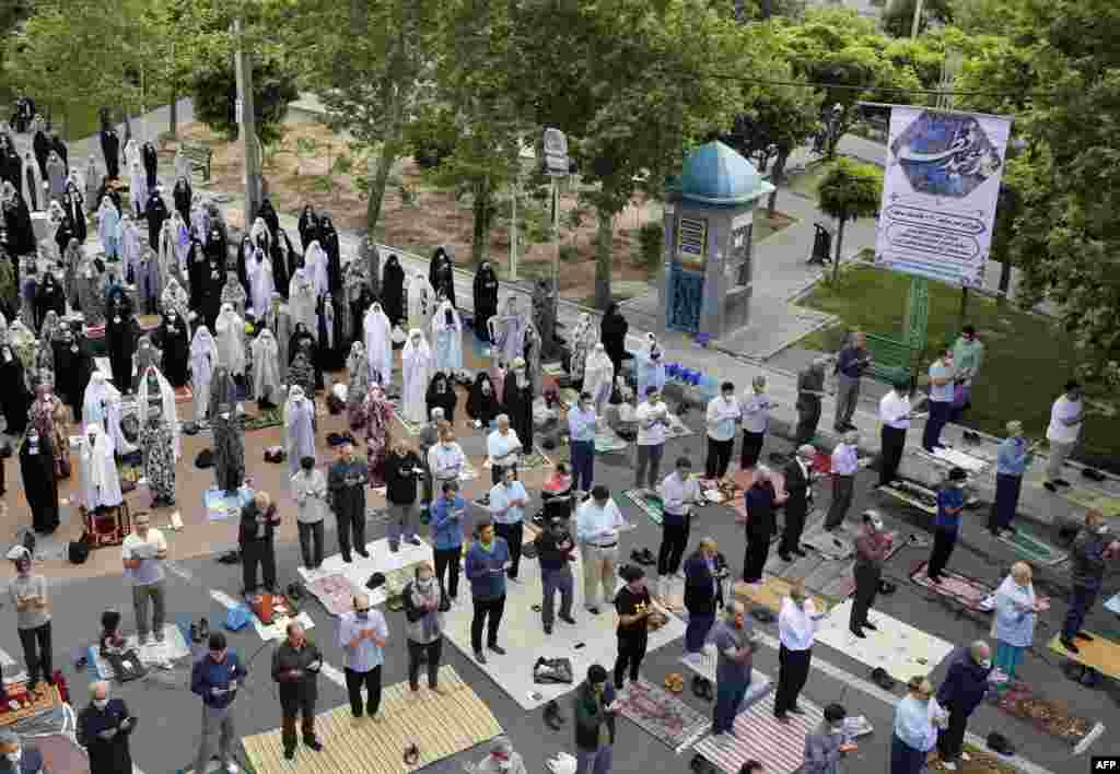 ایران میں ہونے والے نماز عید کے اجتماعات میں کرونا وائرس کے سبب احتیاطی تدابیر پر عمل درآمد کرتے ہوئے نمازیوں کے درمیان مناسب فاصلہ رکھا گیا۔