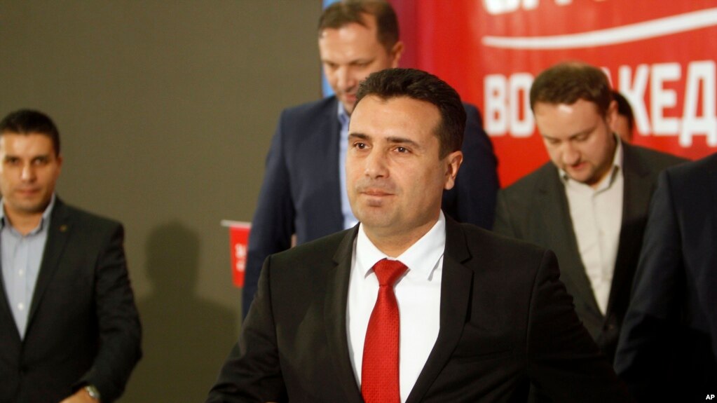 Zaev dorëzon firmat e deputetëve për të marrë mandatin për qeverisje