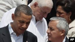 Tổng thống Hoa Kỳ Barack Obama nói chuyện với Tổng thống Guatemala Otto Perez tại Hội nghị thượng đỉnh Châu Mỹ ở Cartagena, Colombia, ngày 15/4/2012