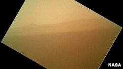 Gambar berwarna pertama tentang daratan Mars yang dikirim Curiosity menunjukkan pemandangan coklat kemerahan dari dasar kawah Gale (7/8).