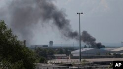 Дым над аэропортом в Донецке. Украина. 26 мая 2014 г.