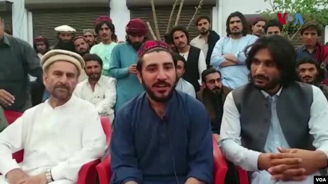 گورنر ہاؤس پشاور کے سامنے علامتی احتجاجی دھرنے میں منظور پشتین اور محسن داوڑ بھی شریک تھے۔ تاہم منظور پشتین اور محسن داوڑ گرفتاری سے بچ نکلنے میں کامیاب ہوگئے تھے۔ (فائل فوٹو)