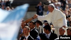 2013年9月18日羅馬教宗方濟在梵蒂岡聖伯多祿廣場會見教徒。