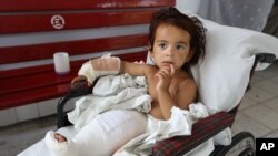 지난해 7월 아프가니스탄 카불의 한 병원 응급실에서 전쟁 중에 다친 어린이가 치료를 받고 있다.
