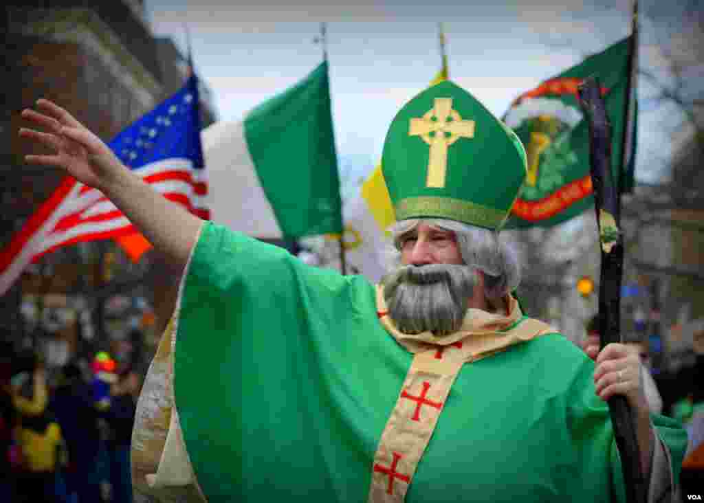 Святой Патрик приветствует участников парада