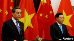 中国外长王毅与越南副总理兼外交部长范平明在河内会谈后举行新闻发布会。（2018年4月1日）