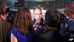 Bertrand Piccard, creador de Solar Impulse, responde preguntas de periodistas en el Centro de Control de Misión en Monaco, este lunes, 1 de junio, de 2015. 