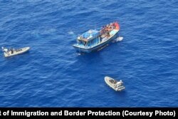 Sebuah kapal penangkap ikan Vietnam dan awaknya yang terdiri dari 15 orang. (Foto: Courtesy/Australian Department of Immigration and Border Protection)