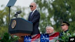 Presiden Joe Biden berbicara dalam upacara penghormatan petugas penegak hukum yang gugur di US Capitol di Washington, Sabtu, 16 Oktober 2021. (Foto: AP/Manuel Balce Ceneta)