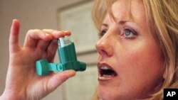 Registered nurse Darlene Martin, from Santa Monica, California, reaches for her asthma inhaler, March 1998. (file photo)