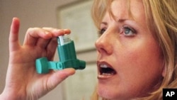 Penderita asma menggunakan inhaler. (Foto: Dok)