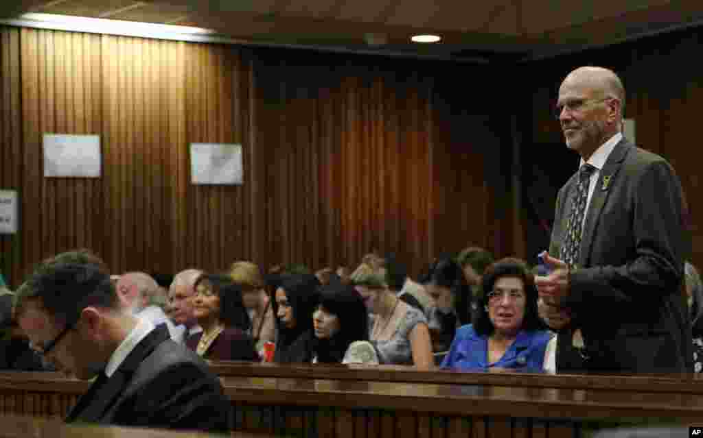 Arnold Pistorius (right), Oscar&#39;s uncle, looks toward his nephew in court as the sentencing process begins a second day, Pretoria, South Africa, Oct. 14, 2014. 