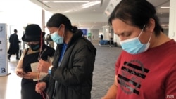 Jose Luis (16), bertemu kembali dengan orang tuanya di bandara. Dia melintasi daerah Lembah Rio Grande di McAllen, Texas, sebagai anak di bawah umur tanpa pendamping, setelah 13 tahun berpisah dari orang tuanya. (Celia Mendoza / VOA)