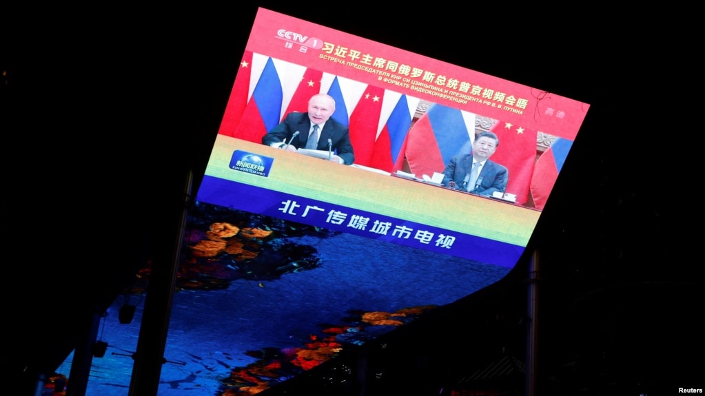 北京一家商场外的巨型屏幕上播放中国领导人习近平与俄罗斯总统普京举行在线峰会的新闻。（2021年12月15日）(photo:VOA)