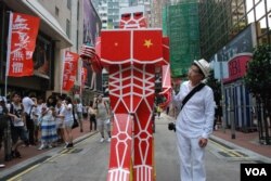 黄国才2013年参与七一大游行，他当年制作了一个概念来自日本漫画、9呎高、全身红色的"进击的共人"纸制机械人， 代表一股很强大的、具有摧毁性的力量进击香港（美国之音/汤惠芸）