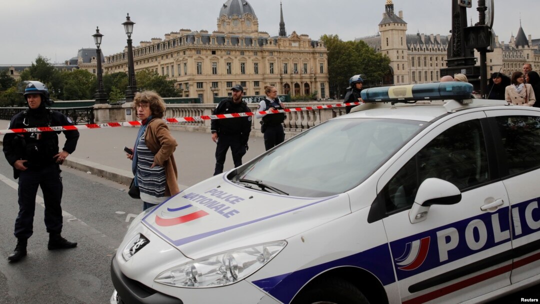Policija ispred stanice u kojoj su ubijene četiri osobe