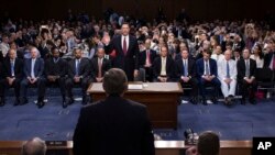 被解职的联邦调查局局长詹姆斯·科米在参议院情报委员会听证会上宣誓说真话（2017年6月8日）