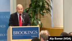 2013年9月18日，伊拉克驻美大使盧克曼.菲利在華盛頓的布魯金斯研究所发表演讲。
