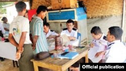 နိုင်ငံသားစိစစ်မှုလုပ်ငန်းစဉ်များဆောင်ရွက်နေစဉ်။ သတင်းဓာတ်ပုံ-MOI Webportal Myanma