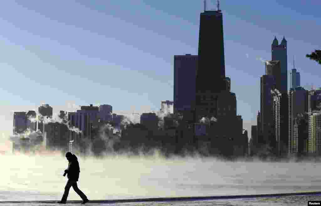 A silhueta de um homem contrastando com vapor do ártico emanado do Lago Michigan em Chicago, Illinois, Jan. 6, 2014. 