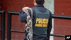 Un officier de police transporte des menottes dans la prison pour femmes de Sarita Colonia à Callao au Pérou, le 1er Octobre 2013