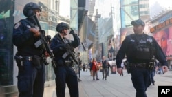 Cảnh sát chống khủng bố của Sở Cảnh sát New York tuần tra tại Quảng trường Thời đại, New York, 4/11/2016.