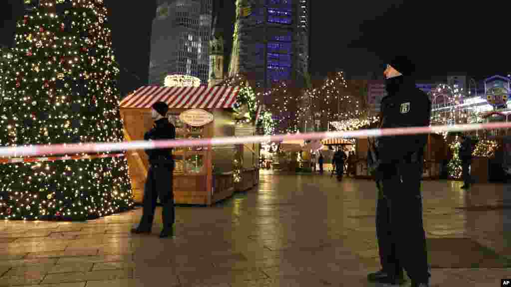 La police déployée au marché de Noël où un camion a foncé sur la foule à Berlin, Allemagne.