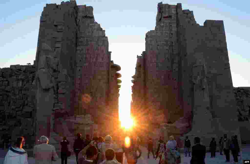 Matahari terbit di balik Kuil Karnak pada &quot;winter solstice&quot; atau hari terpendek pada musim dingin di kota Luxor, Mesir selatan.