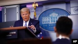 Predsednik Donald Tramp odgovara na pitanja novinara na konferenciji za novinare u Beloj kući