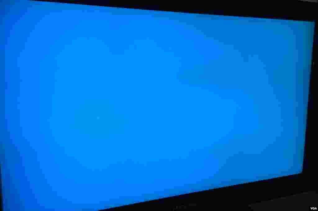 香港亞洲電視接近4月2日午夜12點前3秒突然「熄機」，畫面變成一片藍色。(美國之音湯惠芸拍攝)