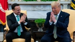 Tổng thống Trump và Thủ tướng Ireland Leo Varadkar bông đùa về chuyện không bắt tay trong cuộc gặp ở Nhà Trắng hôm 12/3.