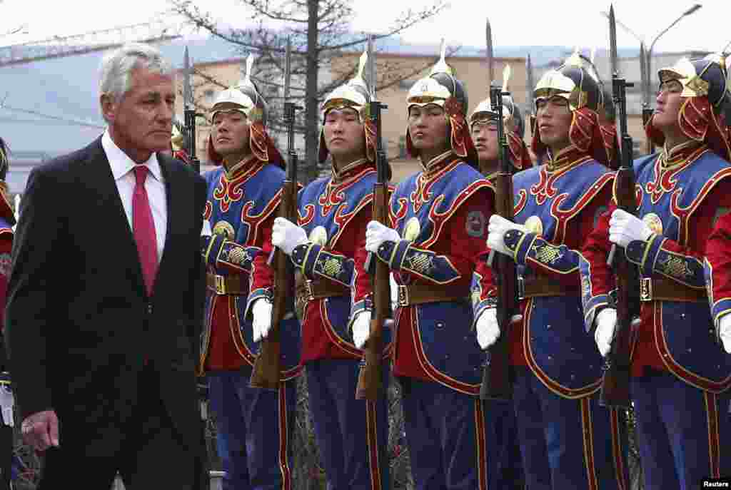 Menhan AS Chuck Hagel memeriksa pasukan kehormatan Mongolia dalam upacara penyambutan di Ulaanbaatar.