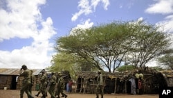 Majeshi ya Kenya yakifanya msako katika kijiji kimoja karibu na Liboi kwenye mpaka wao na Somalia.