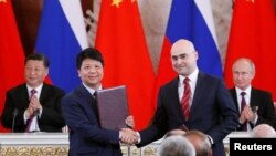 華為輪值董事長郭平2019年6月5日在中俄領導人習近平和普京的見證下代表華為與俄羅斯簽下5G合同。