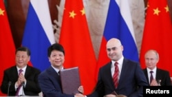 華為輪值董事長郭平在中俄領導人習近平和普京的見證下代表華為與俄羅斯簽下5G合同。(2019年6月5日)