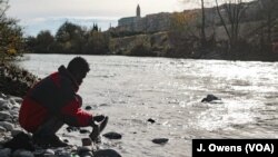 Para pengungsi dan migran di Ventimiglia, Italia, tinggal dekat sungai Roya. Mereka menggunakan sungai ini untuk mandi dan mencuci pakaian, Januari 2018.