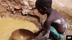 Un enfant cherche de l'or en Guinée, le 27 avril 2008. (AP Photo/Rukmini Callimachi)