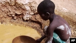 Abou Keita, âgé d'environ 5 ans, recherche de l'or à la mine Djikouloumba, près de la région de Kankan, en Guinée, 27 avril, 2008. 