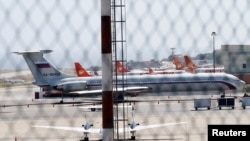 24일 베네수엘라 시몬볼리바르 국제공항에 러시아 국기가 새겨진 비행기가 보인다. 