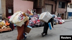 Des femmes marocaines transportant des marchandises, à Beni Ansar, au Maroc, le 18 juillet 2017.