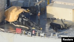 지난 2015년 8월 일본 오키나와 해상에서 훈련 중이던
미군 헬기가 추락한 후 견인되어 미 해군함정에 실렸다. (자료사진)