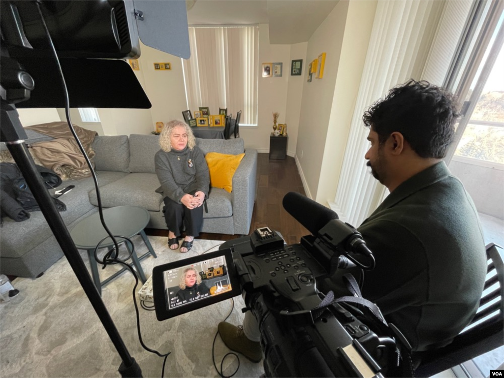 پشت صحنه فیلمبرداری مصاحبه بخش فارسی صدای آمریکا با مرجان ربیعی،‌ مادر پگاه صفرپور از جان باختگان پرواز پی اس ۷۵۲